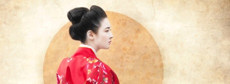 Japan Frau vor Fahne klein Japan Frau vor Fahne klein