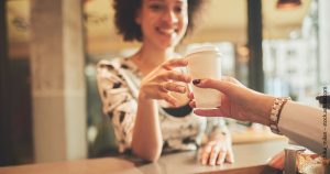 Wie dein Kaffee am Morgen dir mit ETFs 8.000 Euro einbringen kann